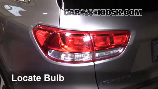 2017 Kia Sorento EX 2.0L 4 Cyl. Turbo Éclairage Feu clignotant arrière (remplacer l'ampoule)